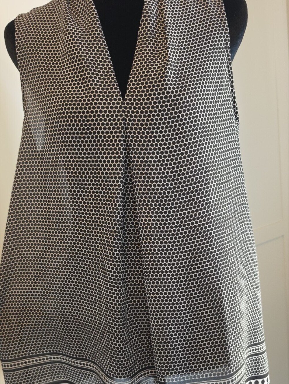 Max Studio Black & White Sleeveless V-Neck Geometric Top - Picture 5 of 10